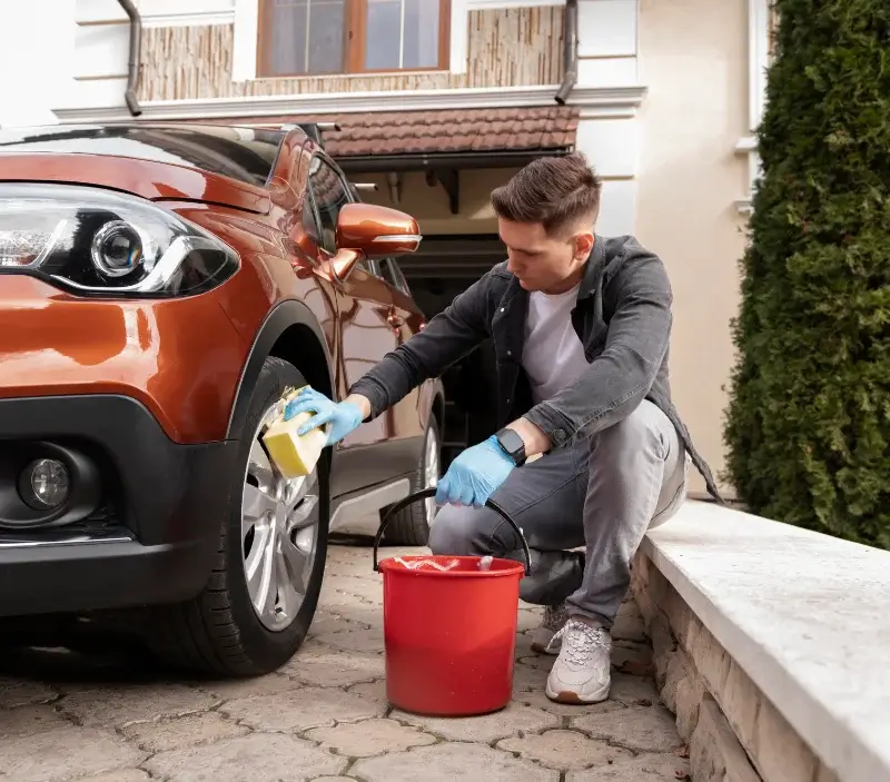 Lavage auto à domicile Varennes-Jarcy : professionnel intervenant sur un véhicule